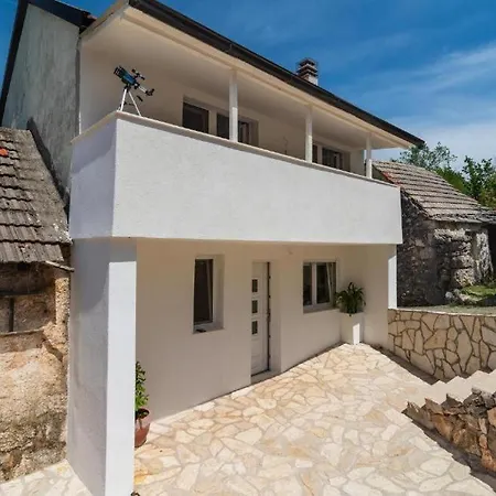 Будинок відпочинку House Sara *