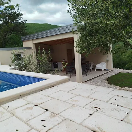 House Sara Runovic